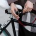 Как настроить передний переключатель велосипеда shimano altus если тросик натянут идеально но цепь трется о рамку